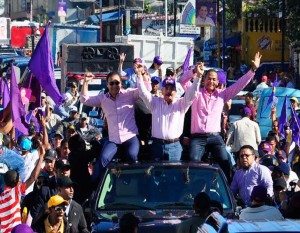 Danilo Medina recorre Santiago de sur a norte 