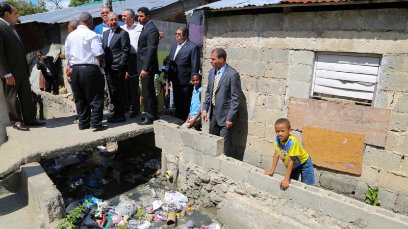 Danilo Medina instruye saneamiento cañada Los Tres Brazos