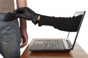 Hombre es acusado de estafas por Internet
