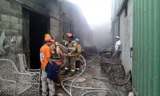 Incendio destruye mueblería en La Vega