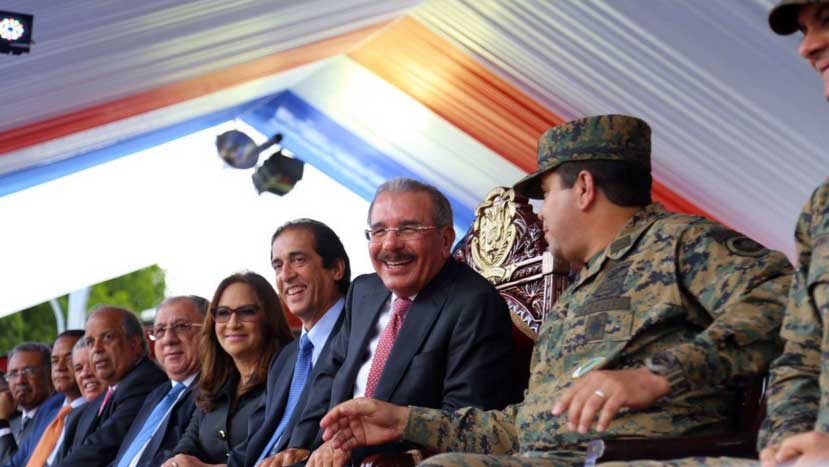 Presidente Medina encabeza desfile en Santiago