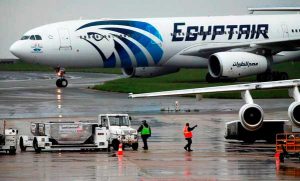Ejército egipcio dice haber encontrado restos de avión