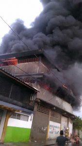 Fuego destruye negocios mercado público La Vega