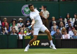 Djokovic debuta con triunfo en Wimbledon