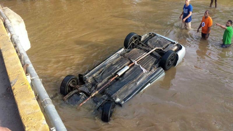 Muere ahogado al caer vehículo al río Amina