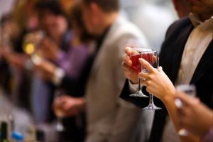 Nueva York elimina prohibición vender alcohol domingos