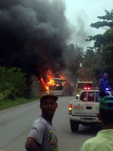 Seis muertos y 12 heridos tras chocar e incendiarse autobús