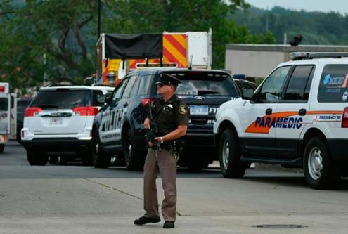 Al menos tres personas han muerto y un oficial de policía fue heridos en un tiroteo afuera de la sala de un tribunal en la ciudad de St. Joseph, en el suroeste de Michigan