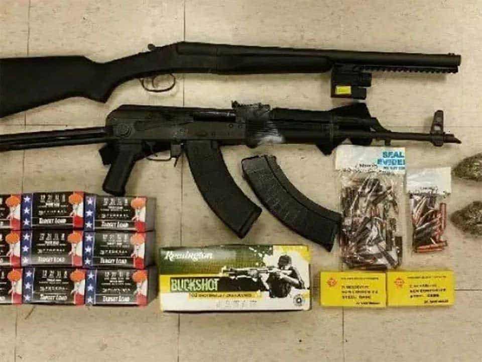 Atrapan dominicano con rifle AK47, escopeta y marihuana