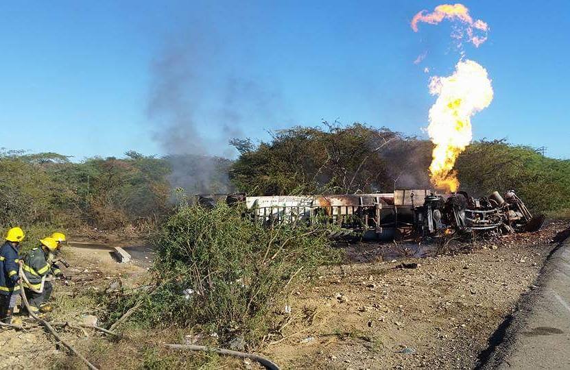Montecristi: Camión cargado GLP se accidente y se incendia