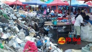 Mercado de Pueblo Nuevo entre basura