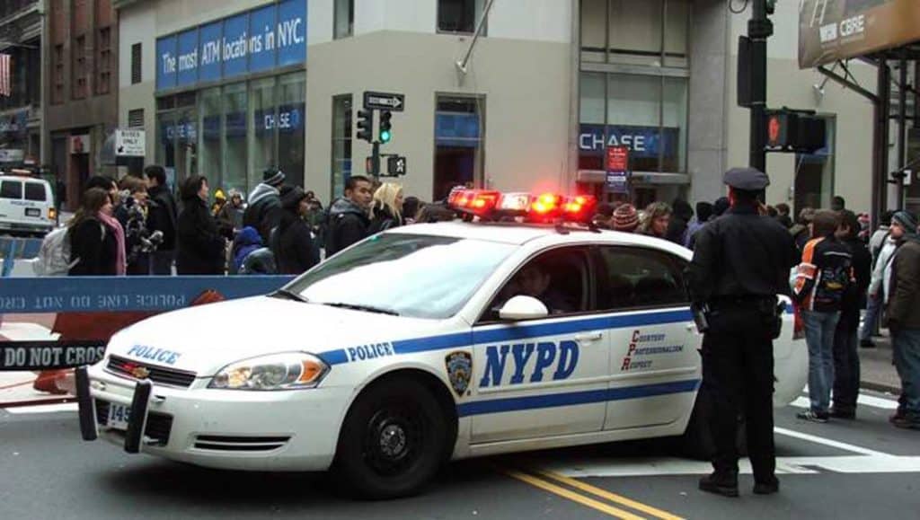 Instalarán ventanas antibalas vehículos policía NY