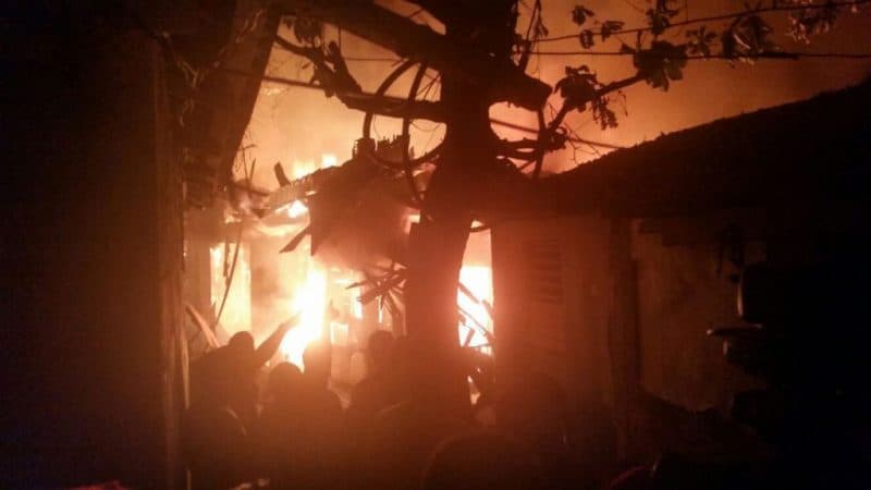 Fuego afecta más de 20 viviendas en la Yagüita del Ejido