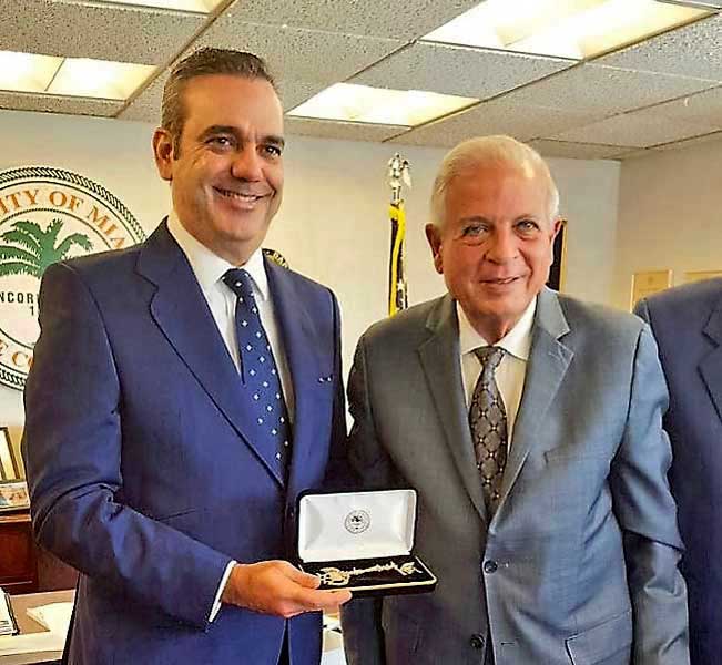 Abinader recibe llave ciudad Miami