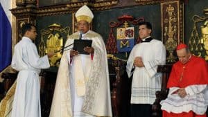 Monseñor Francisco Ozoria Acosta toma posesión como arzobispo