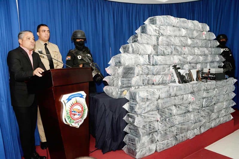 DNCD y Armada decomisan 575 paquetes de drogas