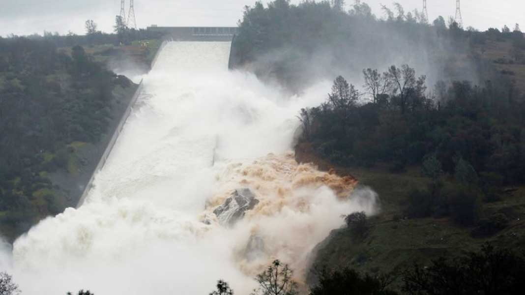 Evacúan a 188 mil personas por daños en una represa de California
