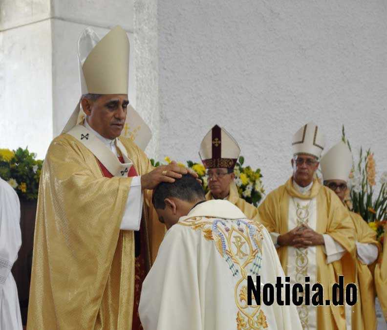 Arzobispo Santiago encabeza ordenación episcopal del padre Tomás