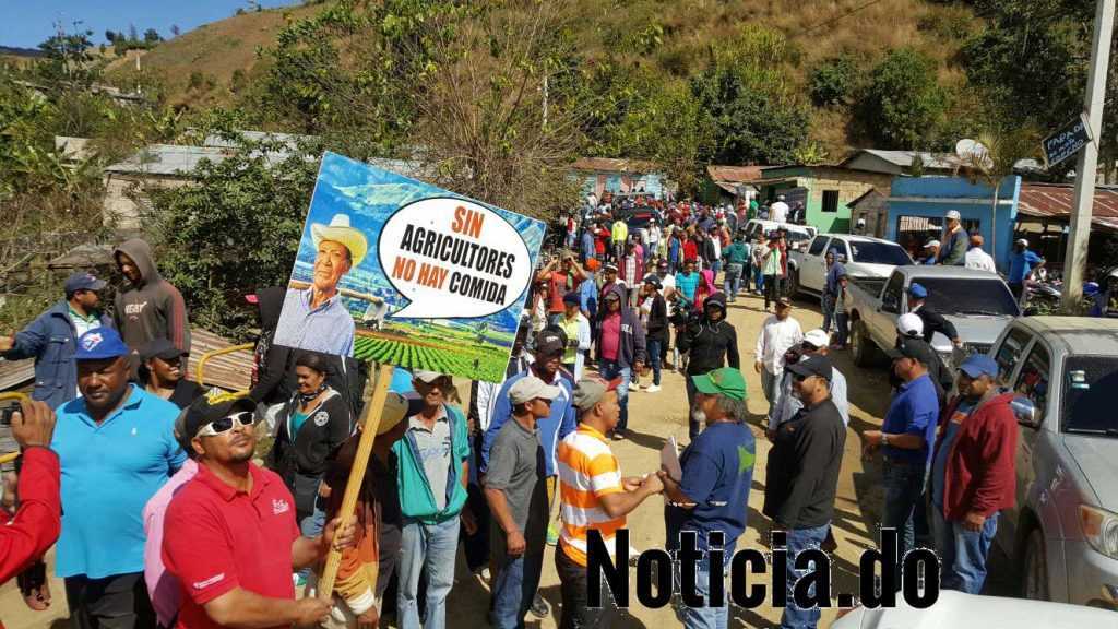 Rogelio y campesinos exigen saquen funcionarios y empresarios Valle Nuevo
