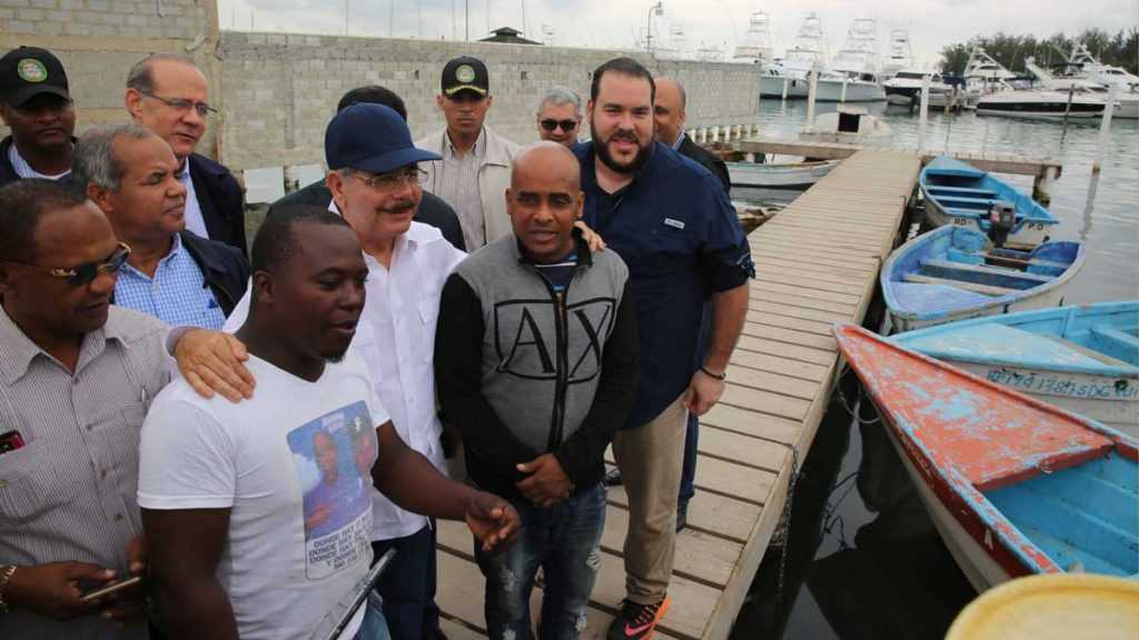 Danilo a pescadores Boca Chica: "RD$13 millones para hacer su faena más segura y rentable"