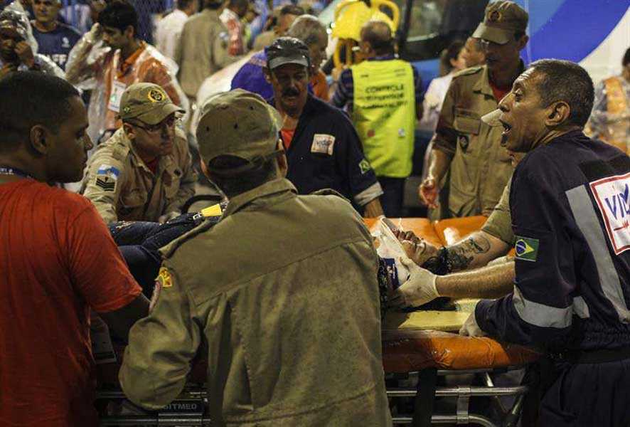 Doce heridos tras colapsar carroza en Carnaval de Río