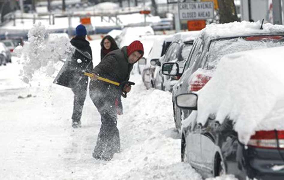 Como evitar multas por acumulación nieve frente a edificios y posibles efectos al removerla