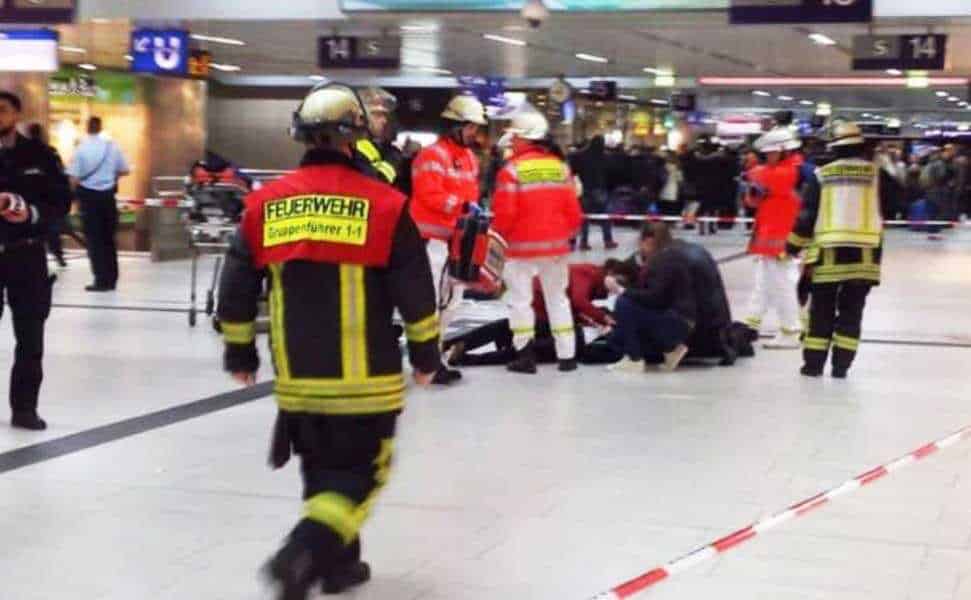 Hombre con un hacha ataca a varias personas estación trenes Dusseldorf
