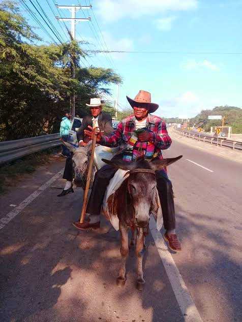 Campesinos van hacia el Palacio Nacional en dos burros