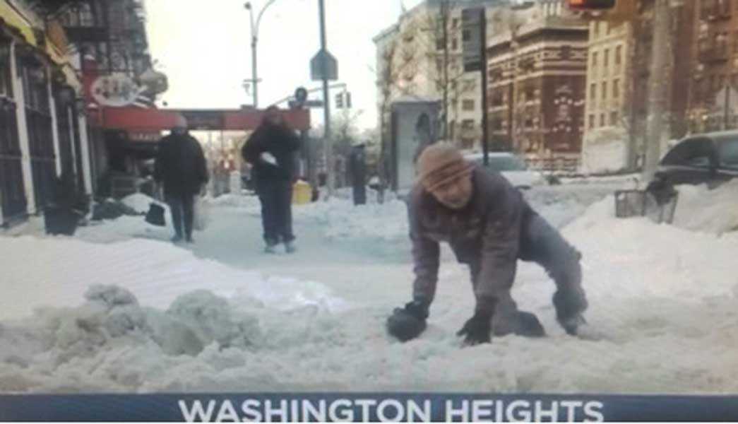Calles NY continúan resbaladizas y peligrosas por congelamiento nieve tormenta pasada
