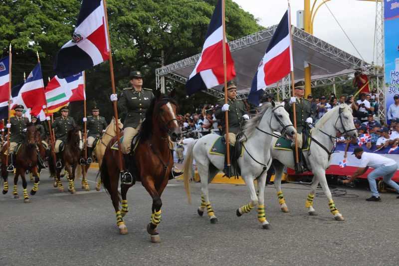 Santiago rinde tributo con desfile a héroes Batalla del 30 de Marzo