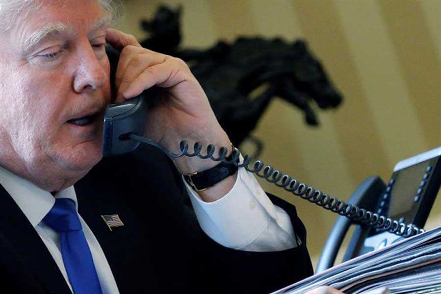 Trump dice que Obama "interceptaba" sus teléfonos
