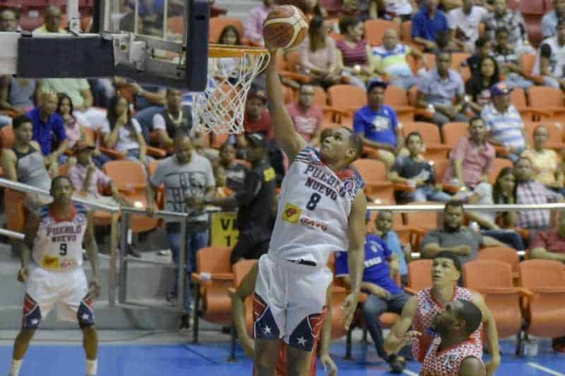 Pueblo Nuevo derrota a Sameji durante baloncesto de Santiago