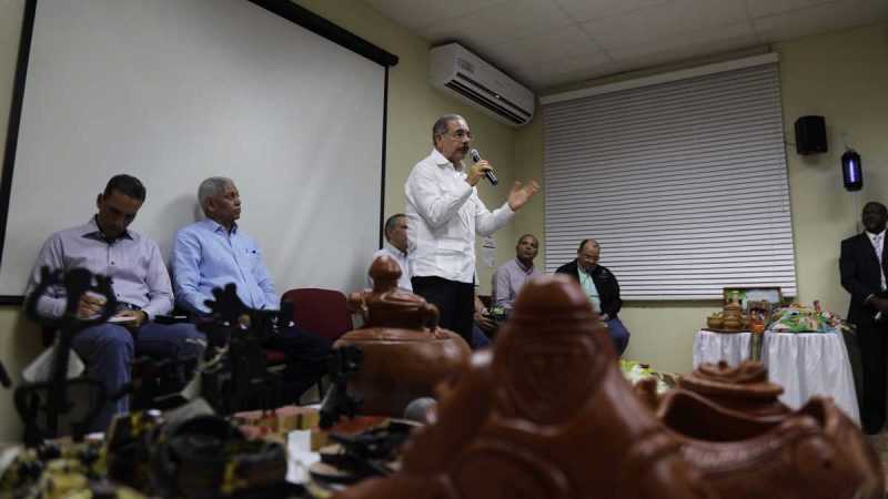 Gobierno apoyará artesanos de San Cristóbal