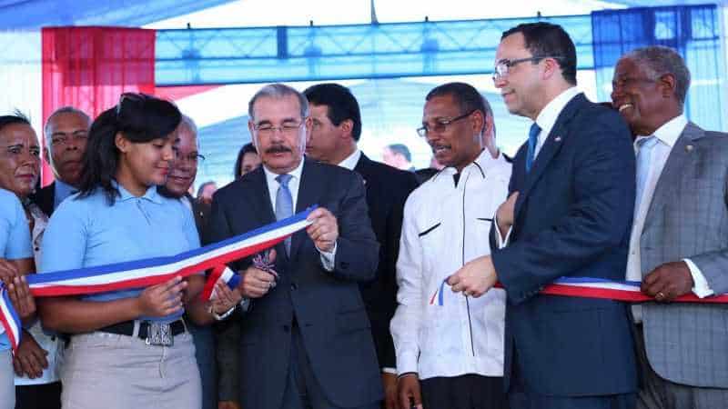 Danilo Medina entrega dos escuelas en Barahona y Bahoruco