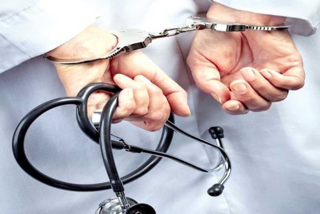 Condenan doctora por mala práctica médica