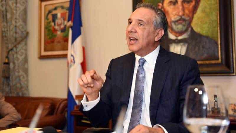 Peralta dice Gobierno respeta críticas sectores