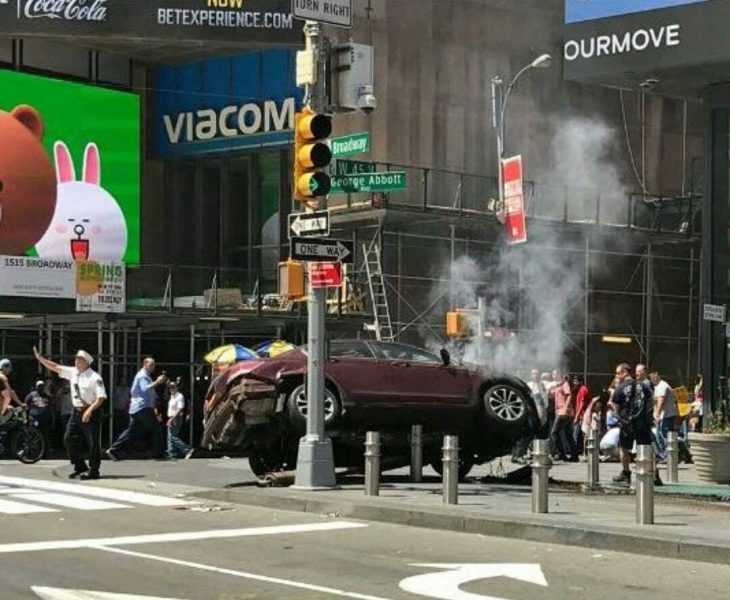 Automóvil atropella peatones en Times Square NY