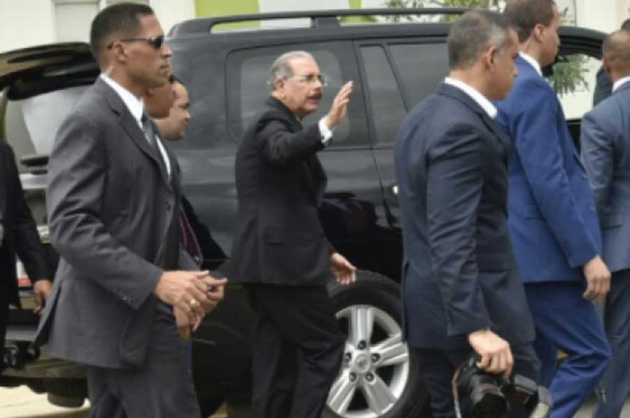 un grupo de ciudadanos y activistas, encabezado por el escritor Andrés L. Mateo, hizo pública su solicitud de que Danilo Medina renuncie a la Presidencia