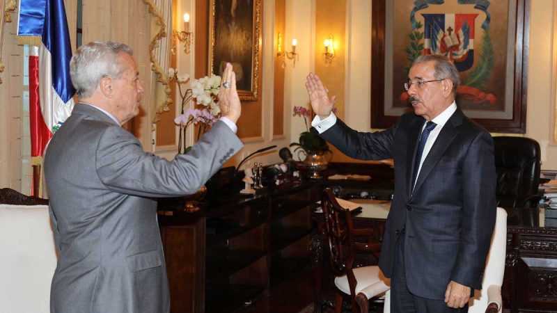 Danilo Medina juramenta a Nelson Toca Simó, ministro de Industria
