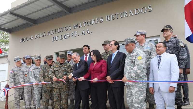 Danilo Medina anuncia cambios y mejoría de vida de militares