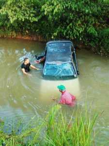 Dos hombres mueren ahogados al caer auto en laguna