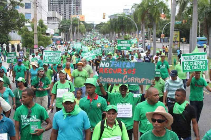 Miles de dominicanos participan en La Marcha Verde