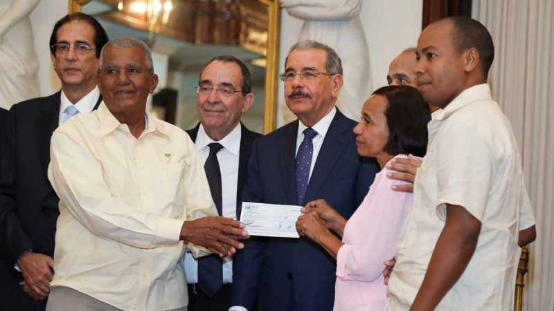 Danilo Medina entrega RD$174.5 millones a 30 organizaciones rurales