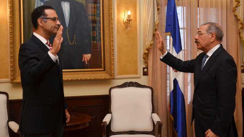 Danilo Medina juramenta a Jaime Aristy Escuder