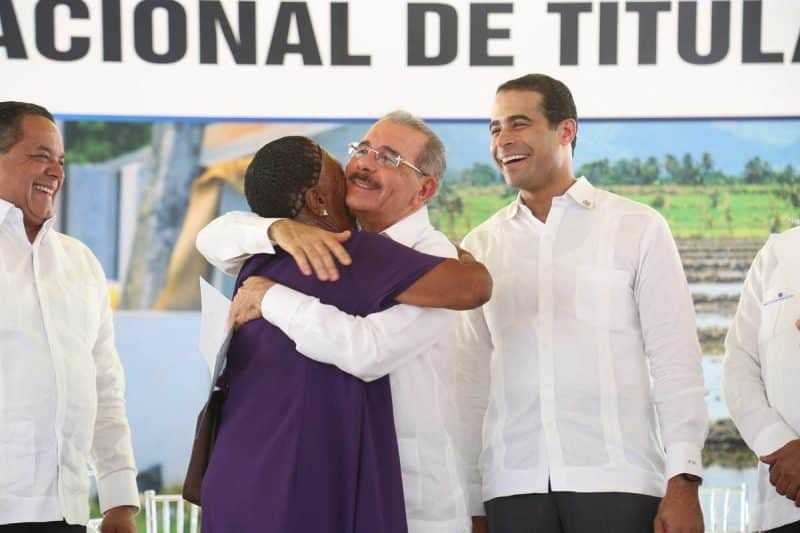 Danilo entrega titulos a 481 familias de San Juan y Elías Piña