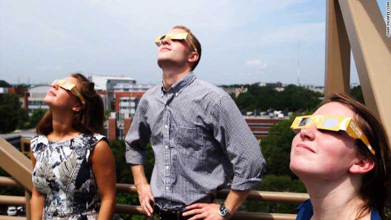 Eclipse solar genera gran demanda de gafas protectoras