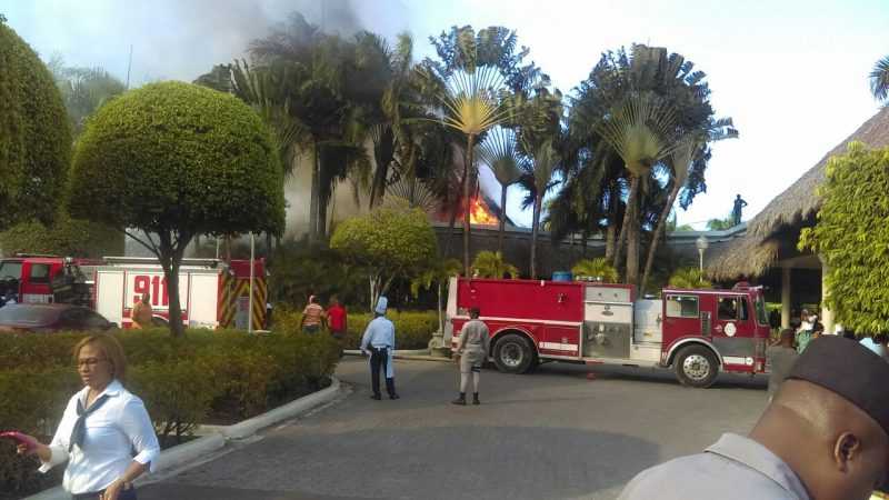 Fuego afecta techo de cana hotel Iberostar Costa Dorada