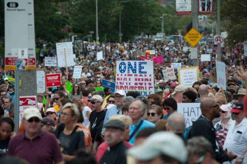 Miles de personas marchan contra el racismo en Boston
