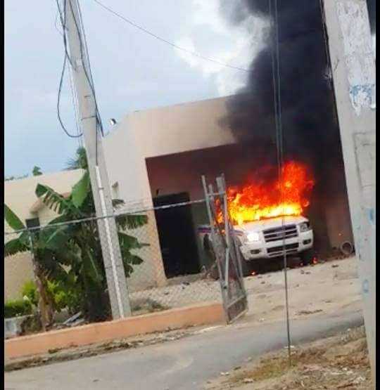 PN mata joven y moradores queman vehiculo policial en protesta