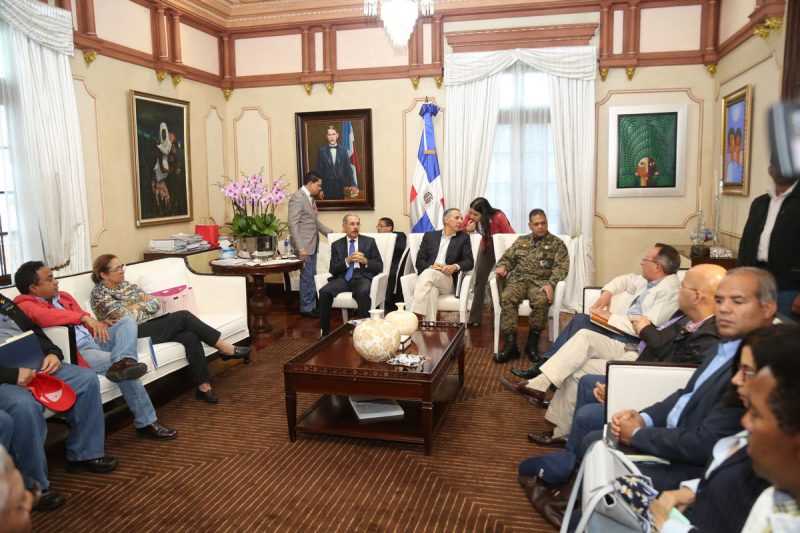 Danilo Medina recibe informes y coordina acciones zonas afectadas María